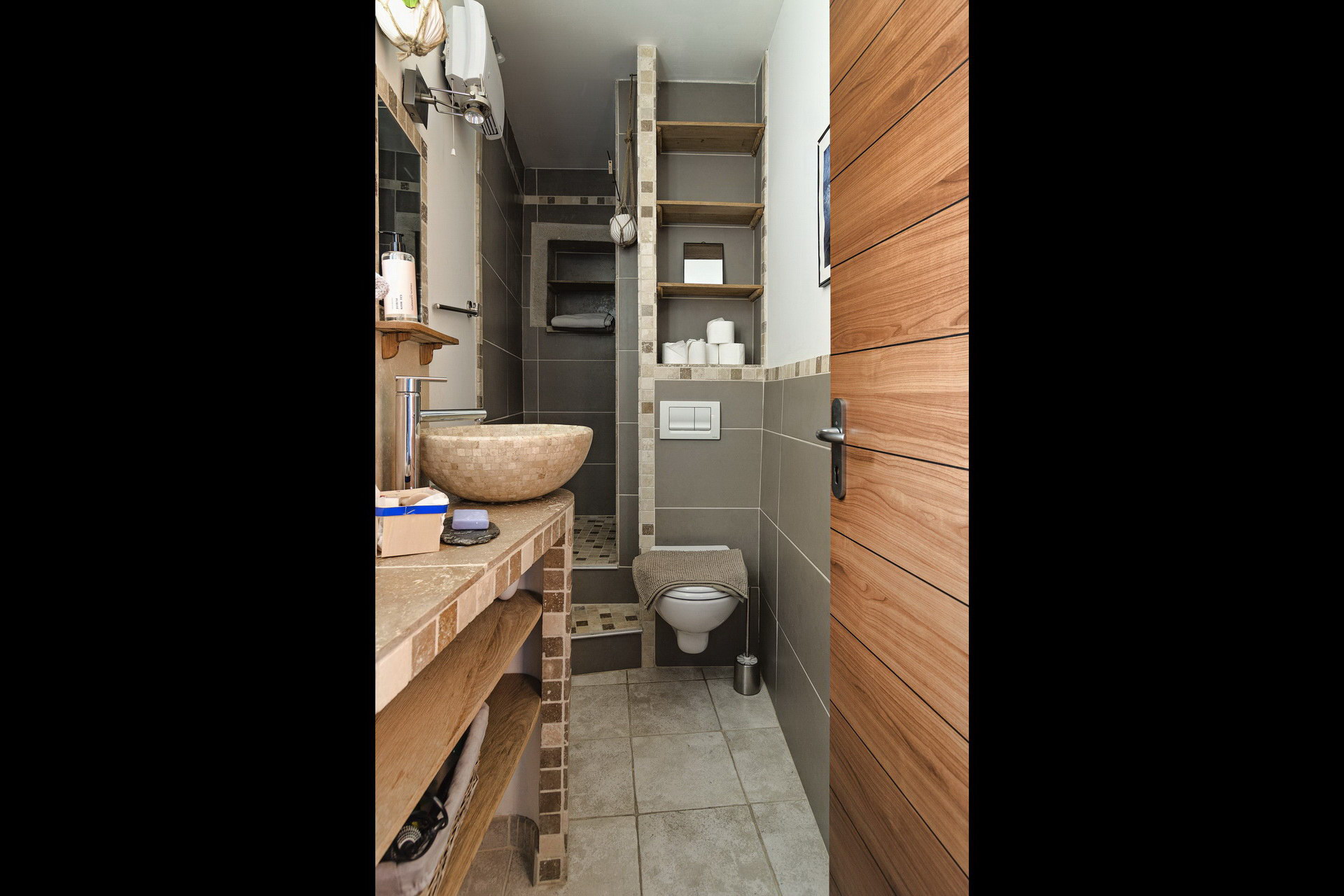appartement de charme en location à Forcalquier salle d'eau entièrement renovée