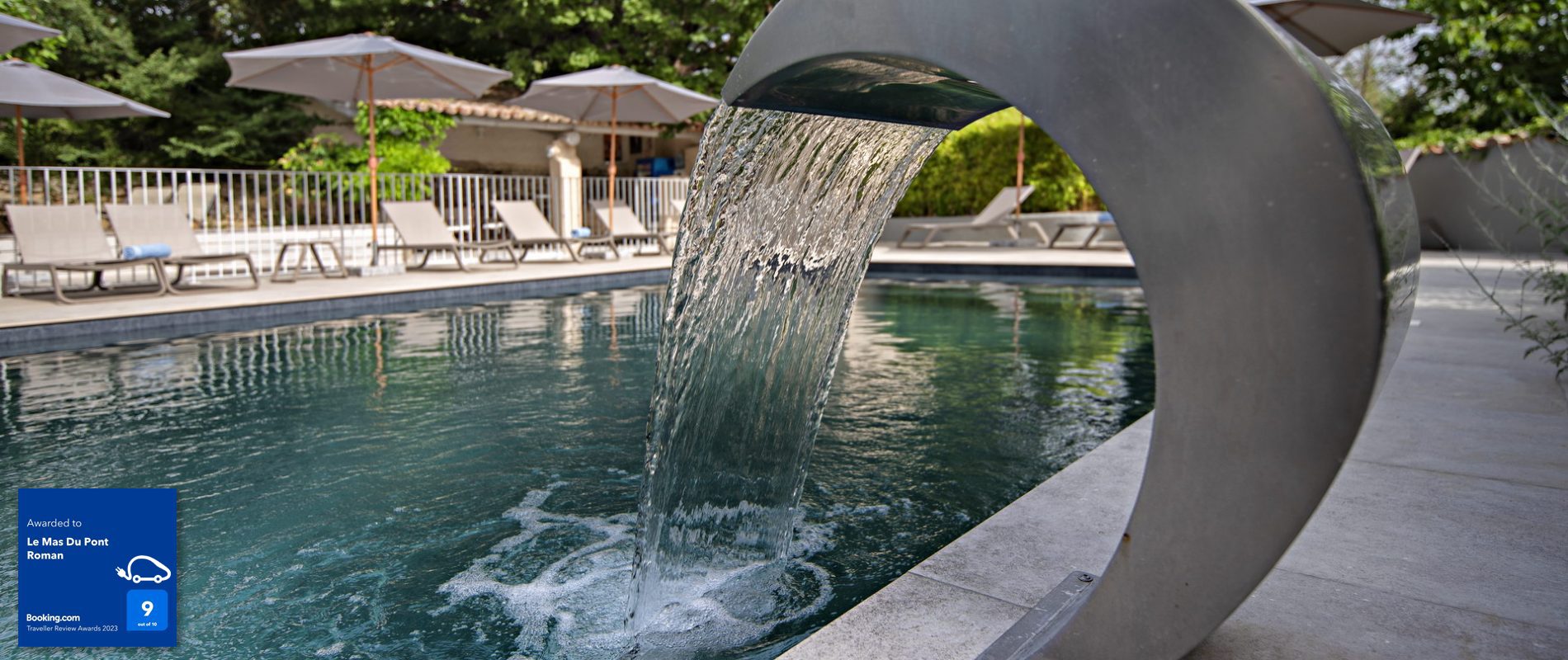 hotel-mas-pont-roman-piscine-exterieure_03_logo_booking-recharge-electrique