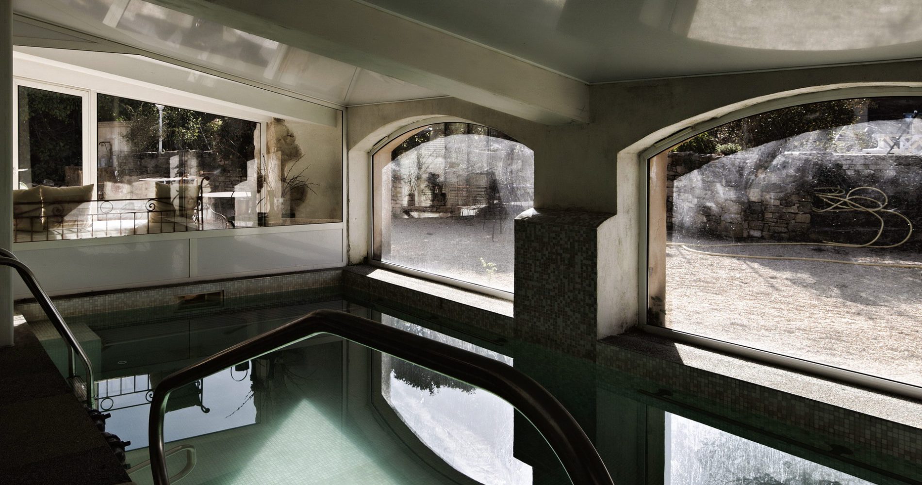 hotel-mas-pont-roman-piscine-interieure-chauffee